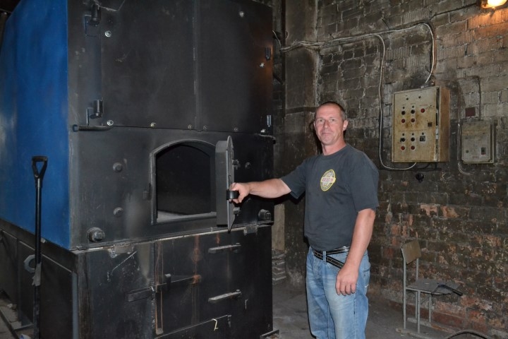 Varēs ietaupīt. Iršu pagasta komunālās nodaļas vadītājs Normunds Jirgens rāda jauno apkures katlu. “Rezerves katlam jābūt, tādēļ arī vecais nav demontēts,” piebilst Normunds Jirgens. 
Autors: Līga Patmalniece