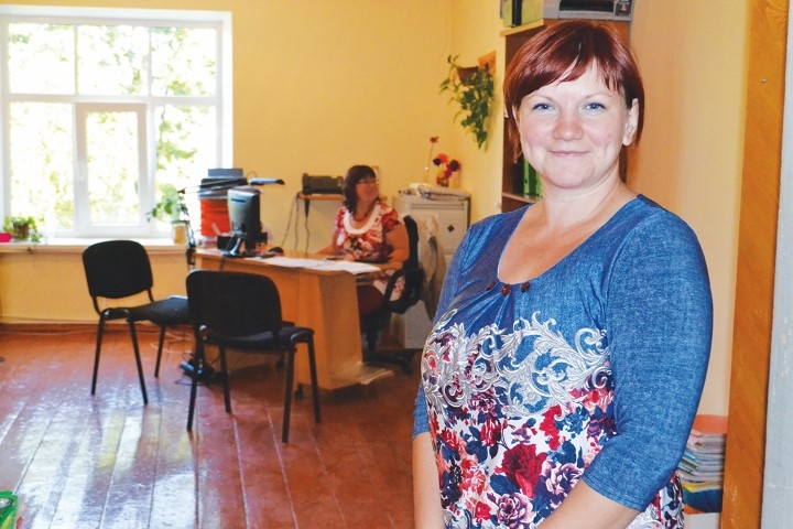 Jaunajās telpās. Skolas otrajā stāvā iekārtotas darba vietas ģimenes krīzes centra “Dzeguzīte” direktorei Lāsmai Ružai-Riekstiņai (attēlā), lietvedei, grāmatvedei un saimniecības daļas vadītājai.
Autors: Līga Patmalniece