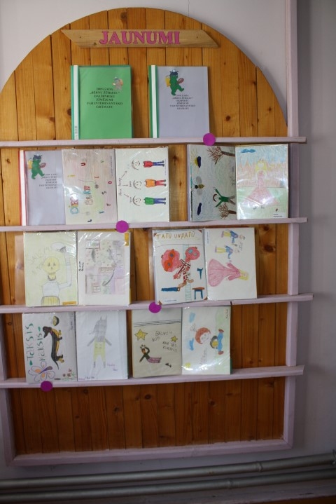 IESPAIDUS UZZĪMĒ. Iršu pagasta bibliotēkas bērnu žūrijas dalībnieki spilgtākos iespaidus par grāmatām izteic arī zīmējumos. Izveidota jau liela kolekcija vairāku gadu garumā. 
Autors: Sandra Pumpure