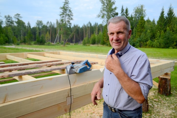 Top jumts trešajai mājai. Sērenietis Guntis Bērziņš pensijas gados ceļ trešo māju.
Autors: Imants Kaziļuns