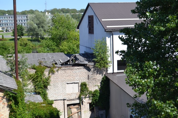 NETĪKAMS SKATS. Posms starp bijušo pirts ēku (pa kreisi) un veikalu “Maxima” (pa labi) ir pavisam nepievilcīgs. 
Autors: Guna Mikasenoka