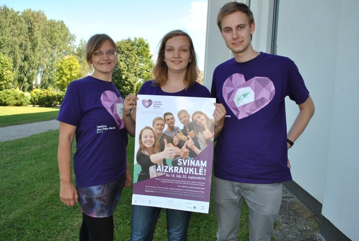 AICINĀM PIEDALĪTIES! “Jauniešu dienās varēs gan labi atpūsties, gan gūt garīgu spēcinājumu,” saka organizatori Gunta Ziemele (no kreisās), Velta Skolmeistere un Nils Mosejonoks.
Autors: Guna Mikasenoka