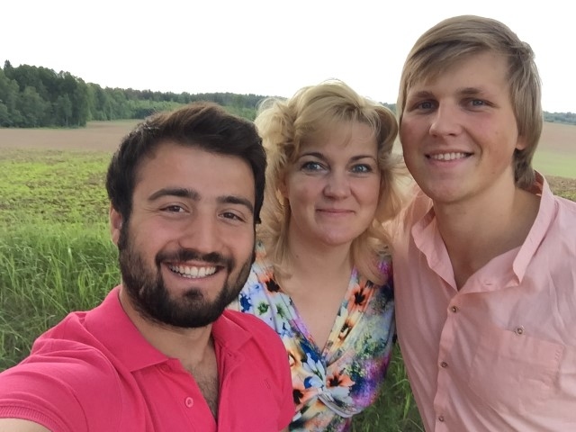 Sajūsmina dabas vienkāršība. Jakups Bašars no Turcijas (no kreisās) apskatīja Latvijas skaistākās vietas kopā ar jauniegūto draugu Edvardu un viņa mammu Ilutu.
Autors: no Evarda Valdmaņa albuma