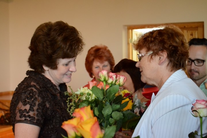 Sveic kolēģi. Jauno Aizkraukles izglītības pārvaldes galveno speciālisti-metodiķi Aigu Gūtmani sveic Jaunjelgavas vidusskolas skolotāja Margarita Savicka.
Autors: Imants Kaziļuns