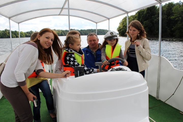 Mirklis mierīgas vasaras. Atbraukušajiem bērniem šī ir kaut neliela iespēja mierīgi atpūsties un izbaudīt vasaru. Kopā ar kuģīša “Vīgante” kapteini Uldi Albiņu. No kreisās — Agnija Mutule, Viesītes novada pašvaldības tūrisma speciāliste.
Autors: Anita Dāldere