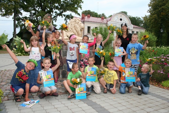 PIRMĀ IEPAZĪŠANĀS. Jaunjelgavas vidusskolas mazajiem pirmklasniekiem pasākumā, uz kuru viņus aicināja Jaunjelgavas pilsētas bibliotēka, bija lieliska iespēja labāk iepazīties savā starpā un iepazīt audzinātāju Aniku Vaivadi (aizmugurē no kreisās).                                              
Autors: Edvīns Boķis