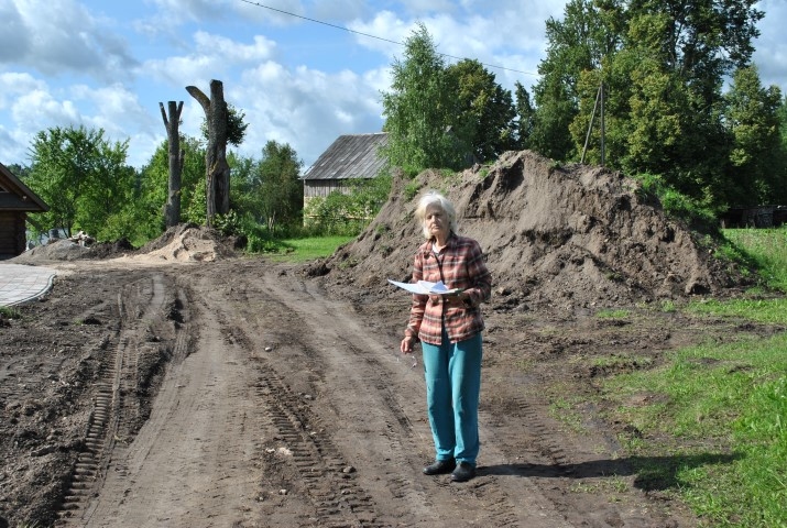 Skrīveriete Zeltīte Dzene, cīnoties par savām interesēm, savākusi pamatīgu mapi ar dokumentiem, taču tas nelīdz cīņā ar kaimiņu, kurš, izbūvējot savu piebraucamo ceļu, aizbēris ceļu uz Zeltītes mājām. Pēc skaļāka strīda zeme gan nostumta malā.
Autors: Guna Skaistkalne