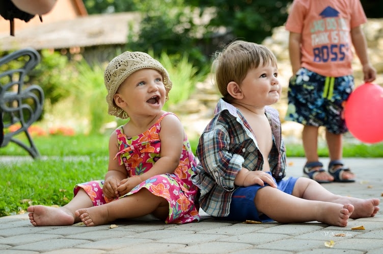 PRIEKA CAURSTRĀVOTA šī fotosesija bija arī Dārtai Skudrai un Bruno Vēveram.  	
Autors: Valdis Zvirgzdiņš