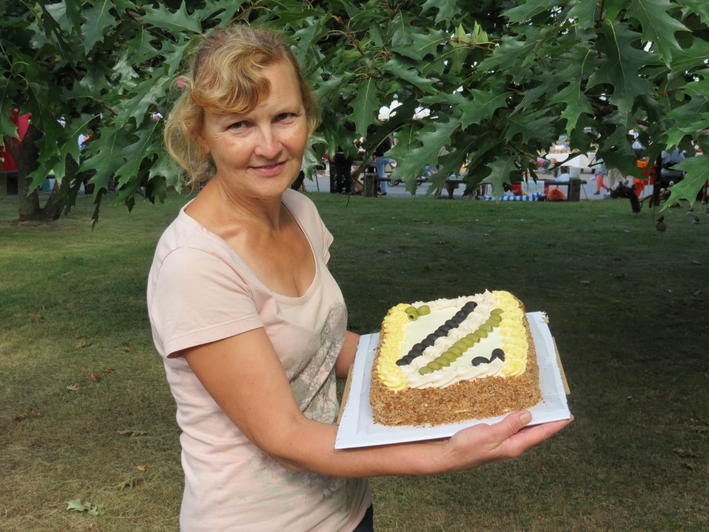 PASPĒJ VISU. Pagājušās nedēļas nogalē Tatjana Cvetkova ar torti 
“Aizkraukles garša” Jelgavā piedalījās Zemgales reģiona konkursā “Siera un maizes svētku sāļā torte”, savukārt Latvijas televīzijas 1. kanālā viņa vienā no septembra raidījumiem būs redzama šovā “Kūku kari”. 

Autors: no “Siera kluba” arhīva