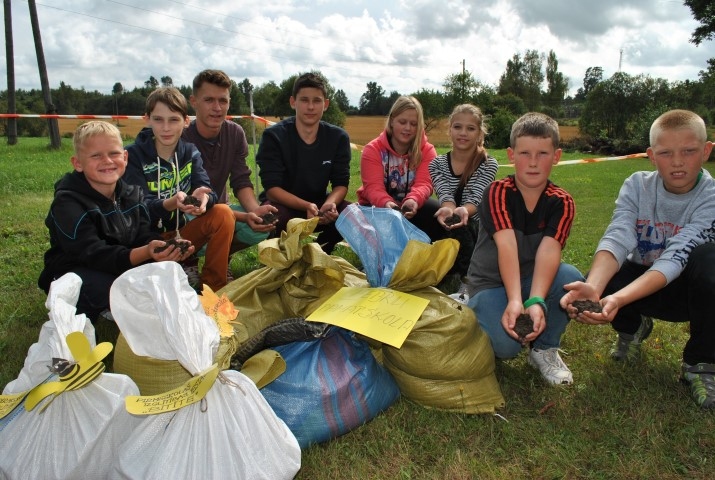 VISVĒRTĪGĀKAIS, KAS MUMS IR — ZEME. Bebru pagasta jaunā paaudze pie savāktajiem zemes maisiem, kas sagatavoti ceļam uz Likteņdārzu. 