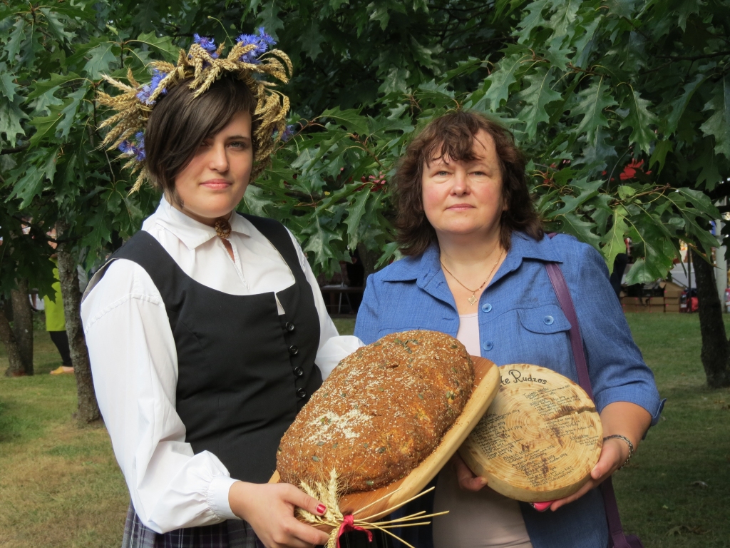 Garšīga un sātīga — tāds bija vērtējums par Aijas Ružas (no kreisās) torti “Ballīte rudzu laukā.” Pa labi — skolotāja Zinaīda Bāra.                                                                                                                 
Autors: no “Siera kluba” arhīva