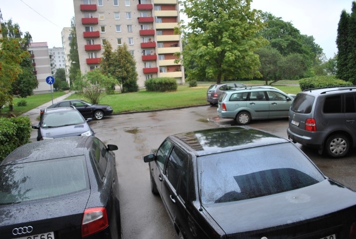 Mazo pagalmu un šauro piebraucamo ceļu dēļ Aizkraukles pilsētas vecajā rajonā automašīnu novietošana vienmēr radījusi problēmas. Tāpēc Draudzības krastmalas māju iedzīvotāji ir iepriecināti par jaunā laukuma izbūvi, jo reizēm bijis pat tā, ka pagalmā nolikto mašīnu dēļ pie mājas nevar piebraukt ugunsdzēsēji vai ātrās palīdzības brigāde.                                                                                                                                  
Autors: Imants Kaziļuns