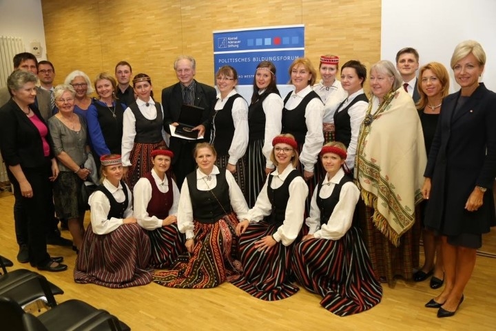 Dainis Īvāns (vidū) kopā ar sveicējiem.

Autors: no Ārlietu ministrijas mājaslapas 