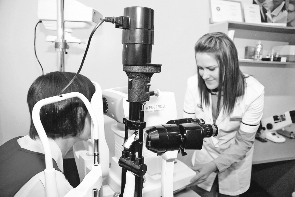 Optometriste Alise Strode uzskata, ka vislabākais veids, kā izvairīties no redzes problēmām, ir profilaktiski pasākumi: viens no tiem — regulāras acu pārbaudes.                                                                                                                                                                                                               
Autors: Dainis Ģelžis