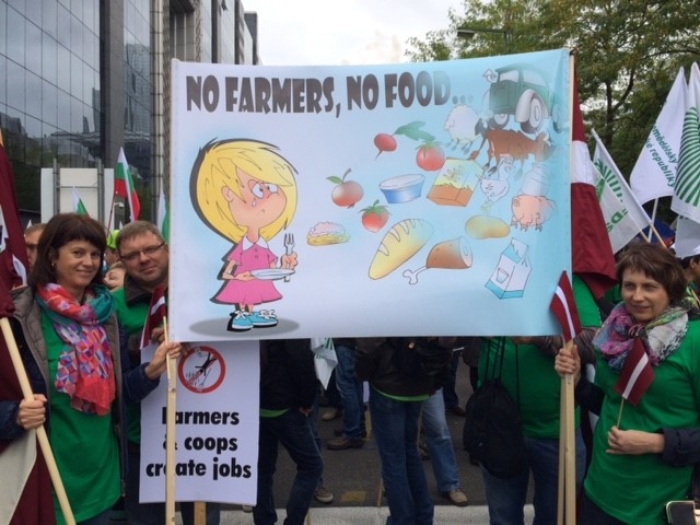 Bez zemniekiem nebūs pārtikas. Maira Dzelzkalēja (no kreisās) un Juris Sprukulis zemnieku protestā Briseles centrā.                          
Autors: no Zemnieku saeimas arhīva