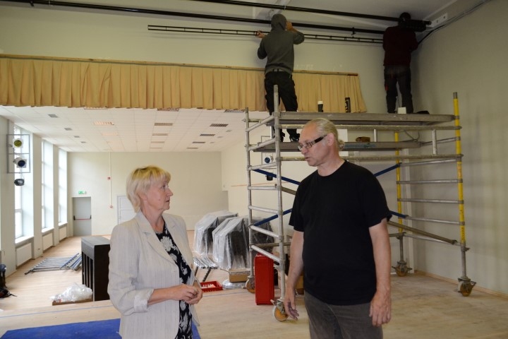 Skatuve būs mājīgāka. Gunta Kupčiuna un Uldis Paragis, darbu vadītājs no SIA “Kompānija NA”, salīdzina iepriekš datora modelēto skatuves izskatu ar realitāti.
Autors: Imants Kaziļuns