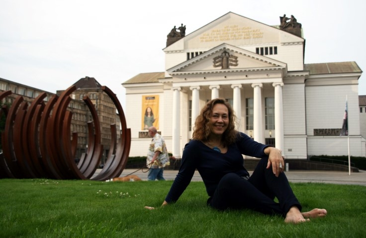 uz Dīsburgas operas fona. “Šis foto vislabāk izsaka manu personību — skaņa, attēls un vārds jeb mūzika cits citu papildina un rada pārsteidzošas lietas,” saka Daiga Kalniņa.                                          
Autors: Vita Kalniņa