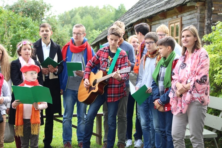 DZEJA SKAN “RIEKSTIŅU” PAGALMĀ. Neretas Jāņa Jaunsudrabiņa skolēni kopā ar savu Aspaziju un Raini.                                                                                                      
Autors: Agnese Rutka 