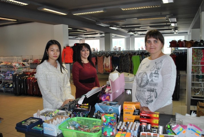 Dažkārt, lai saprastos, pietiek tikai ar smaidu. Veikala saimniece Čuaņmei Sja (no kreisās), pārdevējas Sandra Cegele un Judīte Biezuma.
Autors: Imants Kaziļuns