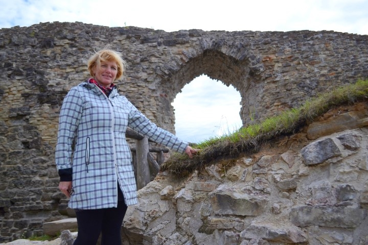 Velēnas izskatās tā, it kā būtu augušas te gadiem. Konservācijas darbiem ikdienā seko līdzi arī Kokneses Tūrisma informācijas centra klientu apkalpošanas speciāliste Marita Lācīte.

Autors: Imants Kaziļuns