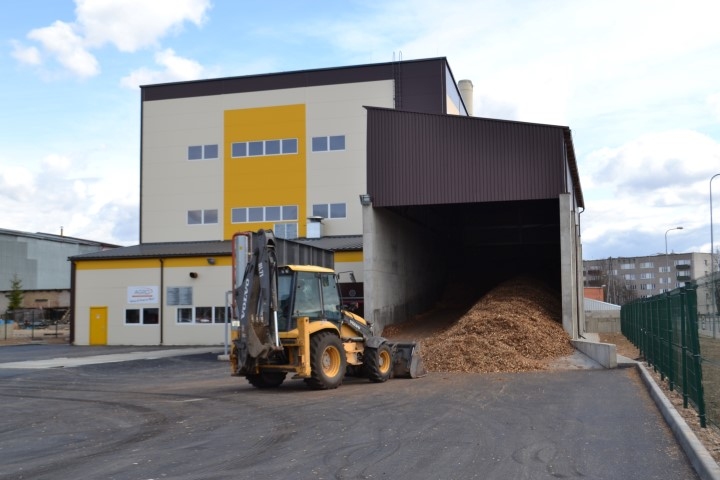 KURINA ŠĶELDU. Šīgada aprīlī Aizkraukles novada domes deputāti apmeklēja SIA “Seces koks” jaunuzcelto katlumāju. Saskaņā ar noslēgto līgumu visu vasaru karstā ūdens nodrošināšanai aizkrauklieši saņēma “Seces koka” saražoto siltumenerģiju, kas iegūta, kurinot šķeldu.                                           
Autors: no “Staburaga” arhīva