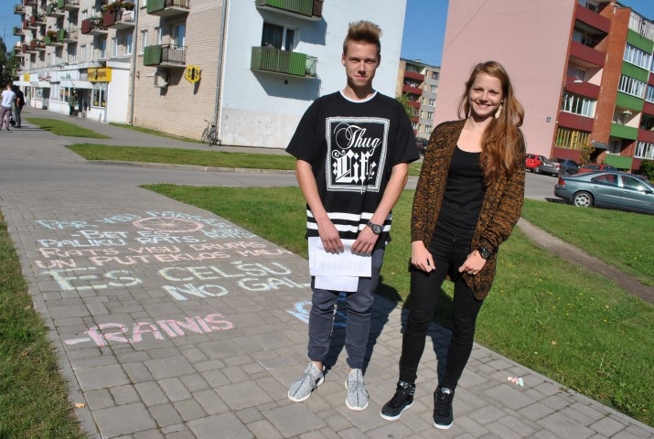 CITĒ RAINI. Aizkraukles novada ģimnāzijas 12.b klases audzēkņi Ilze Ieviņa un Toms Gerhards uz trotuāra bruģa uzrakstīja šādas Raiņa dzejas rindas: “Pār visu pārgāja laika rats,/Bet es paliku pats./Rats visu drupās un putekļos mala —/Es celšu no gala.”