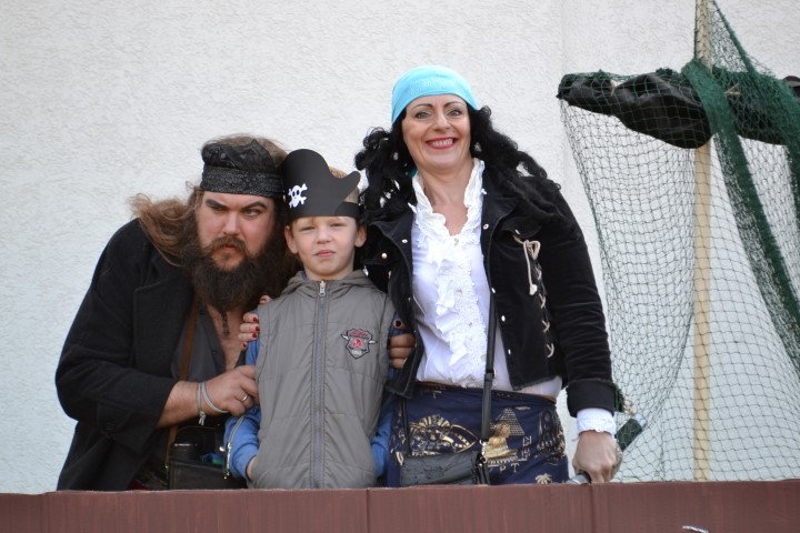 Foto kopā ar pirātu vadoni. Bērni labprāt fotografējās ar pirātu vadoni un viņa kundzi. 
Autors: Guna Mikasenoka