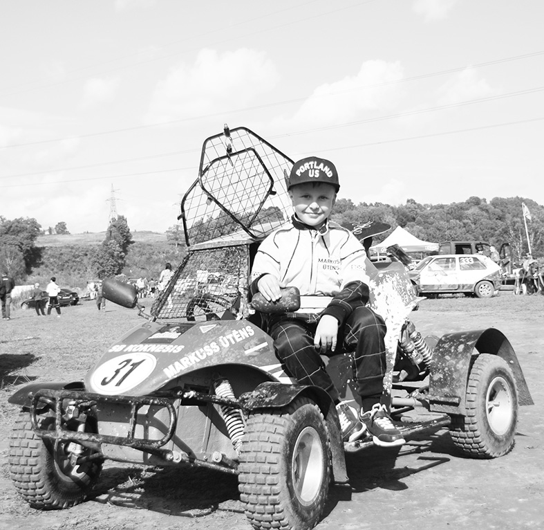 jābūt formā. Gan Markuss, gan viņa tēvs ir pārliecināti, ka labam autosportistam jābūt drošam, uzņēmīgam, izturīgam, fiziski spēcīgam, lai var droši doties trasē, vadīt bagiju jebkādos apstākļos un izturēt arī bīstamas un sarežģītas situācijas. Tāpēc Markuss spēlē futbolu un nodarbojas ar fiziskajiem treniņiem.                                      
Autors: Jānis Galviņš