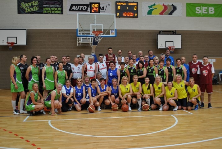 Dalībnieku kopbilde. “Askrādes turnīrā” piedalījās četras sieviešu un četras vīriešu komandas. 