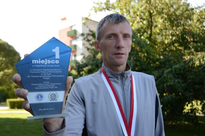 Pirmā vieta! Polijā notikušajā policijas atklātajā pusmaratona čempionātā Latvijas komanda izcīnīja uzvaru. To kaldināt palīdzēja aizkrauklietis Aigars Rublis.           
Autors: Imants Kaziļuns