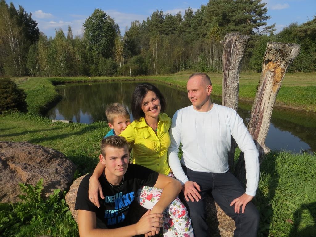 KOPĀ AR SAVIEM MĪĻAJIEM — vīru Kasparu un dēliem Kristiānu un Kārlīti.
Autors: no Santas Kasparsones albuma