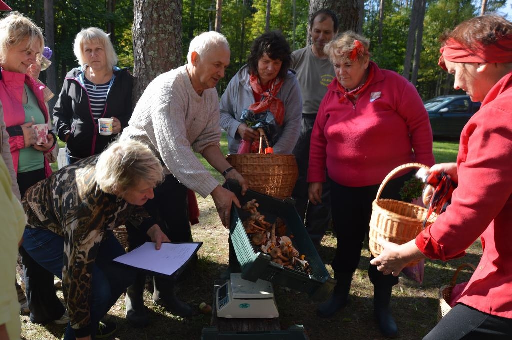 KURAI VAIRĀK? Svēršanas rezultātiem uzmanīgi seko sēņošanas čempionāta dalībnieces.

Autors: Sandris Stūris