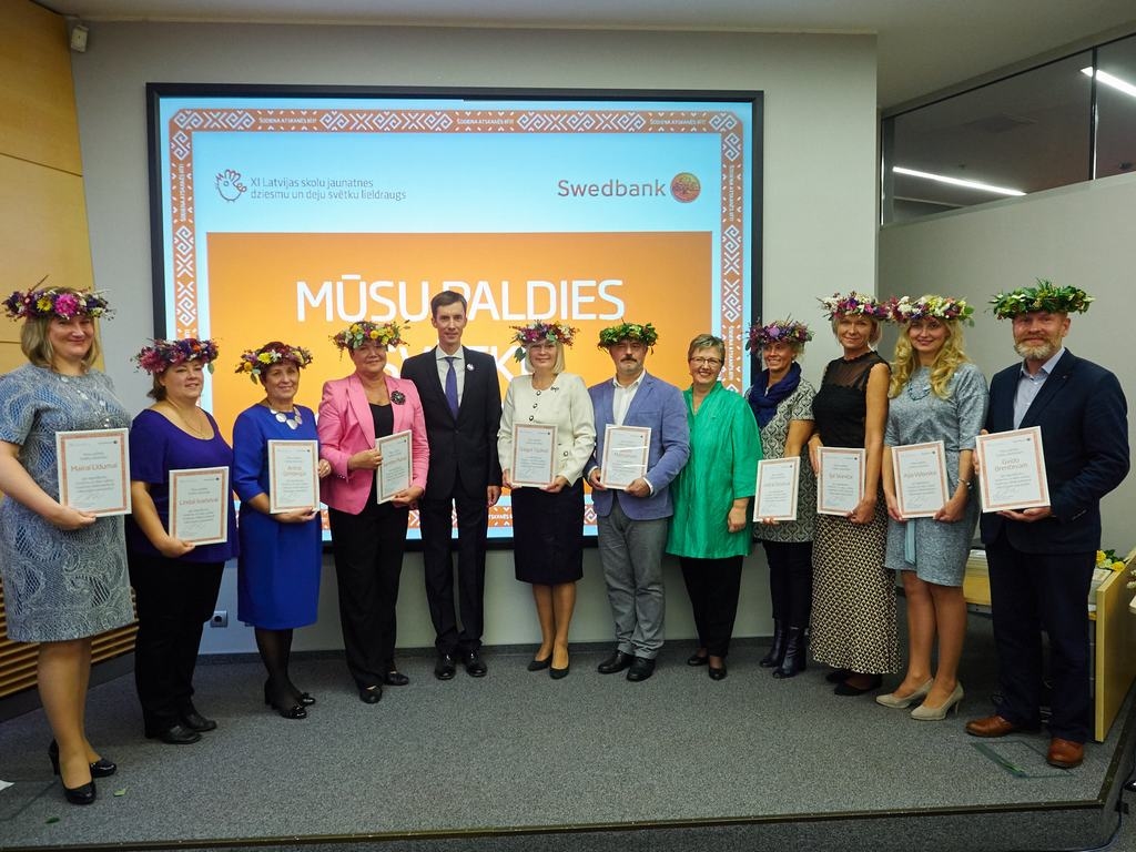 LABĀKĀS ZEMGALĒ. Neretiete Inita Kalniņa (no kreisās) un Daudzeses pamatskolas skolotāja Lana Ķirse (ceturtā no labās) stipendijas svinīgajā pasniegšanas pasākumā Rīgā.                                                  
Autors: Jānis Buļs