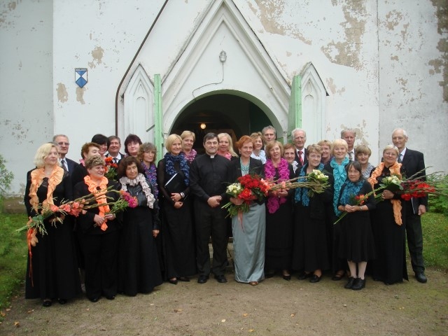 KONCERTI UN PASĀKUMI PULCĒ ĻAUDIS. Kora “Amadeus” koncerts Ērberģes baznīcā. Attēlā kora dalībnieki kopā ar mācītāju Aleksandru Ivanovu (vidū).                                                                    
Autors: no Anitas Krūzes albuma 