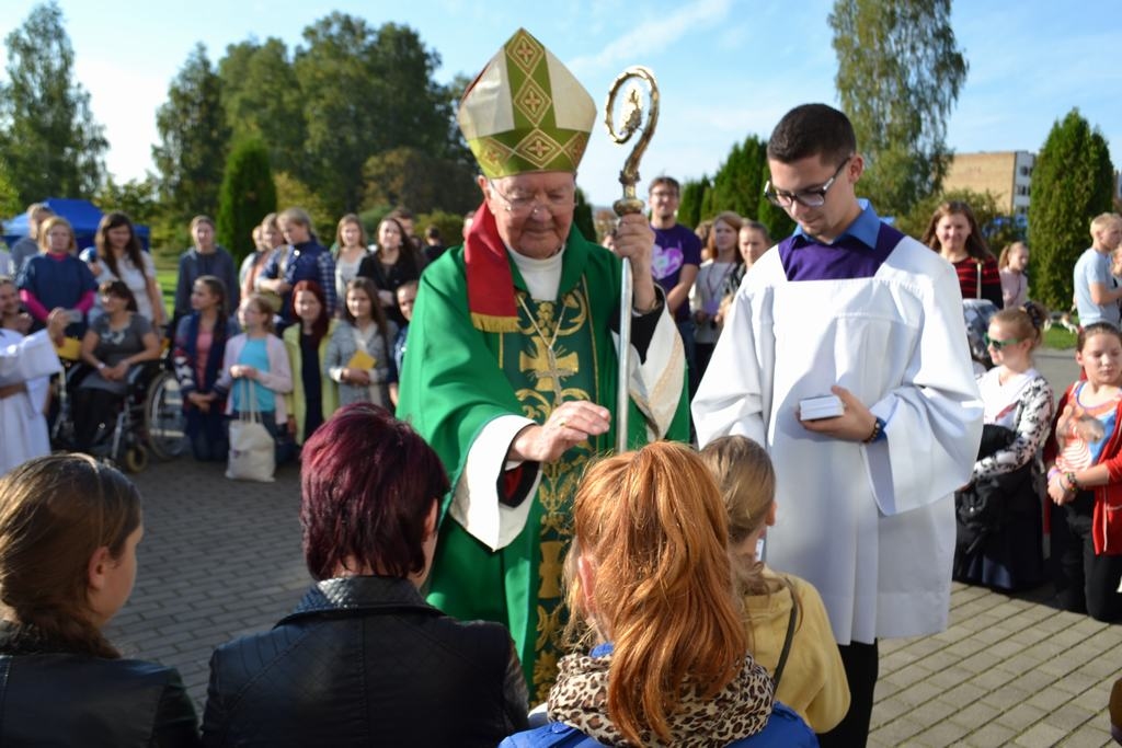 Romas katoļu Jelgavas diecēzes bīskaps Antons Justs pēc mises deva individuālu svētību visiem, kas to vēlējās.