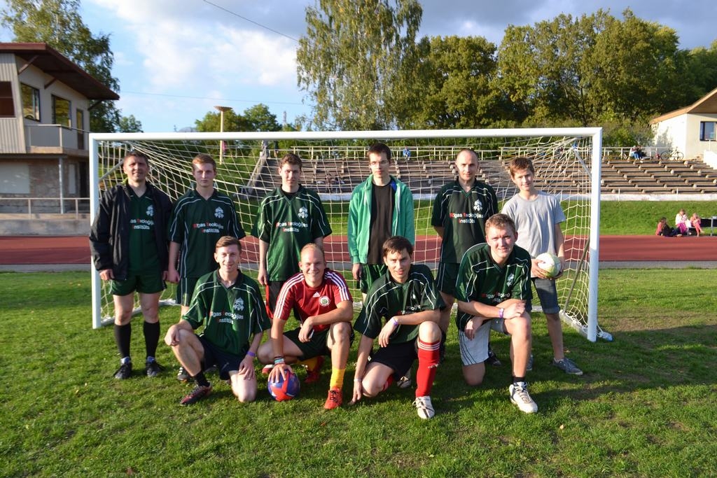 Priesteru un Rīgas Teoloģijas institūta semināristu komanda. 