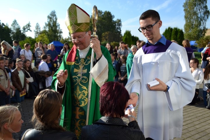 SVĒTĪBA KATRAM. Romas katoļu baznīcas Jelgavas diecēzes bīskaps Antons Justs (no kreisās) pēc Svētās mises deva individuālu svētību visiem, kas to vēlējās.