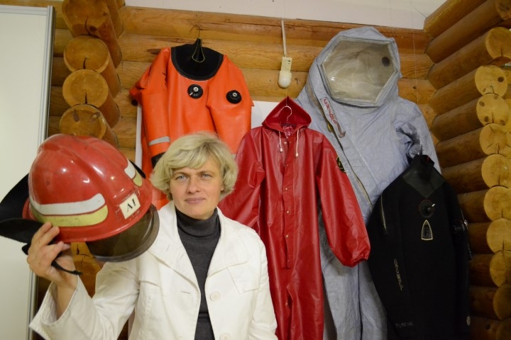 Katram darbam savs tērps. Kalna Ziedu” muzejā pedagoģe Valda Paškova apmeklētājiem rāda ugunsdzēsēju specapģērbu.

Autors: Imants Kaziļuns