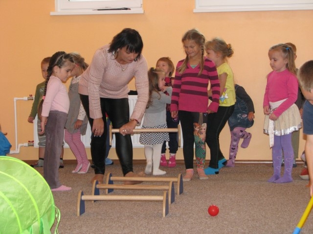 SPORTA ZĀLĪTE aprīkota ar nepieciešamo inventāru, skolotāju vadībā to izmēģina bērnudārza “Vasariņa” audzēkņi. 
Autors: Ance Liepa