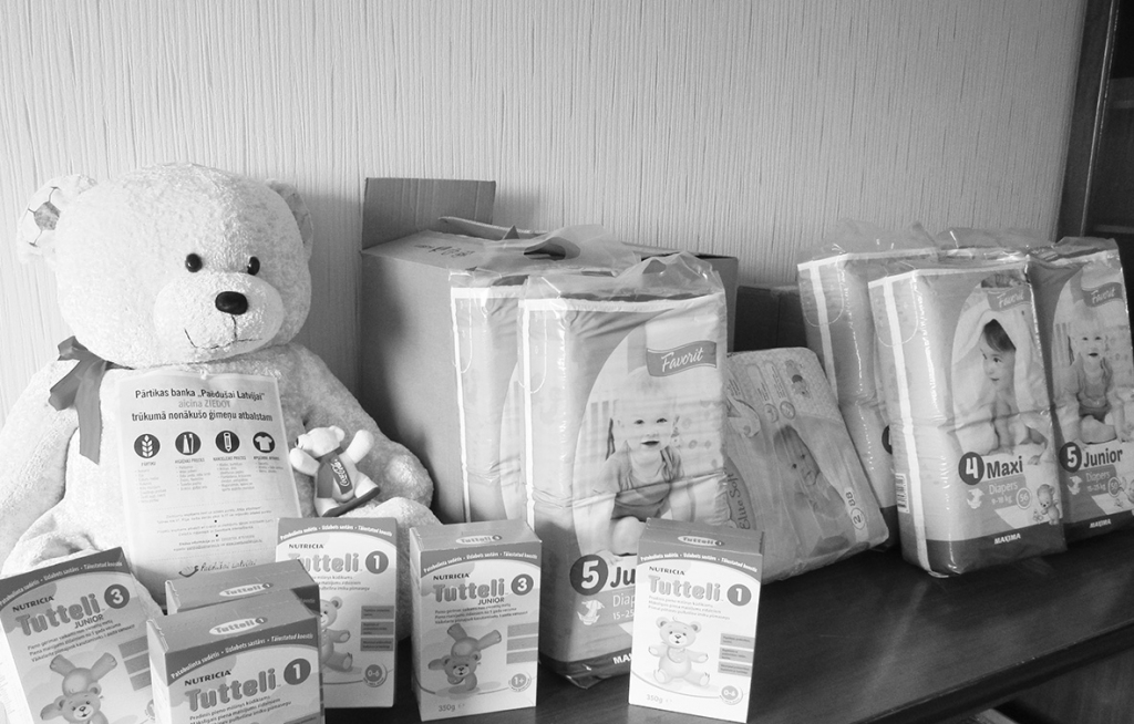 PALĪDZĪBA. Palīdzības pakā ir gan autiņbiksītes, gan piena maisījumi. Tos ģimenes saņem uzreiz par diviem mēnešiem — divas pakas autiņbiksīšu un četras pakas piena maisījumu.  

Autors:  no Sarkanā Krusta Kokneses nodaļas