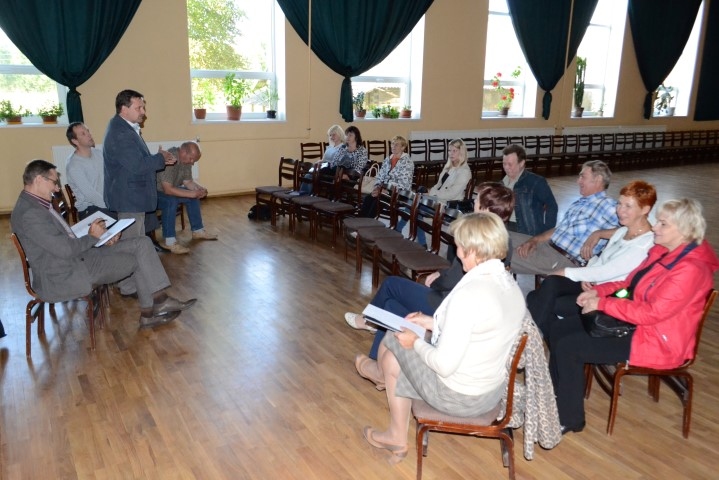 Kas zina, ko domā kaimiņš? Uz sanāksmi atnākušie kurmenieši nav pārliecināti, vai arī viņu kaimiņi piekristu te izskanējušajam viedoklim.
Autors: Imants Kaziļuns