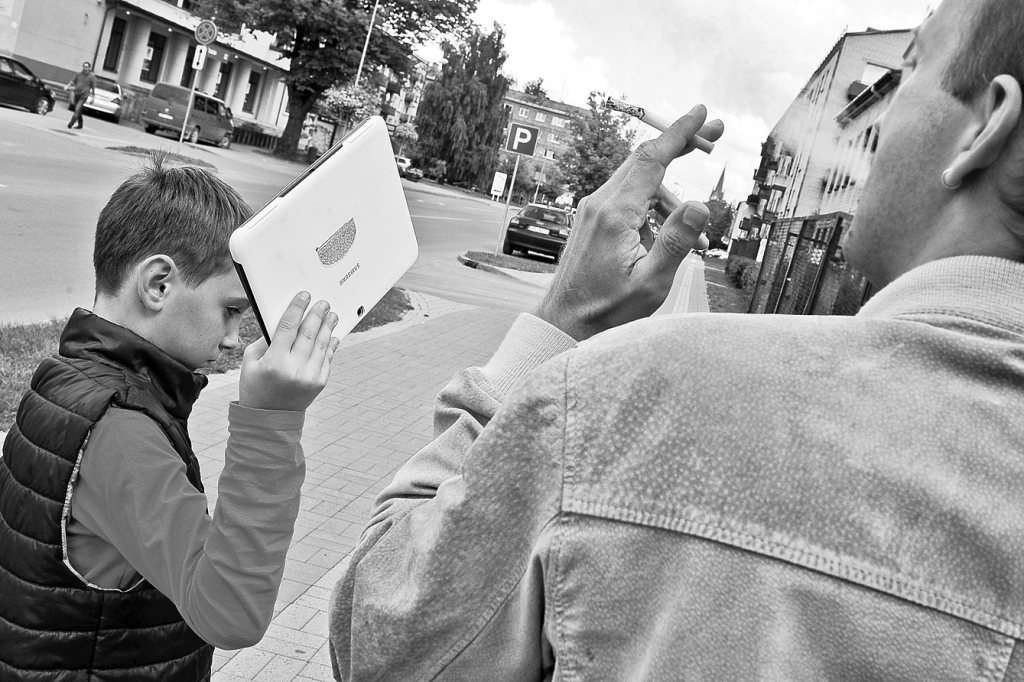 Cigarešu dūmos ir gan tādi kairinātāji un indes kā ūdeņraža cianīds, sēra dioksīds, oglekļa monoksīds, amonijs un formaldehīds, gan vairāk nekā 
40 dažādu kancerogēno un mutagēno vielu — arsēns, hroms, nitroamīns un benzopirēns.                                                                             
Autors: Raitis Puriņš