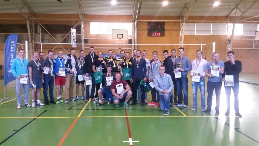 Godalgotais trijnieks. “Kokneses kausu 2015” volejbolā ieguva Madonas komanda (vidū), otrajā vietā — vienība “Koknese 2” (pa kreisi) un trešajā vietā — Vecumnieku spēlētāji.        
Autors: no Kokneses sporta centra arhīva