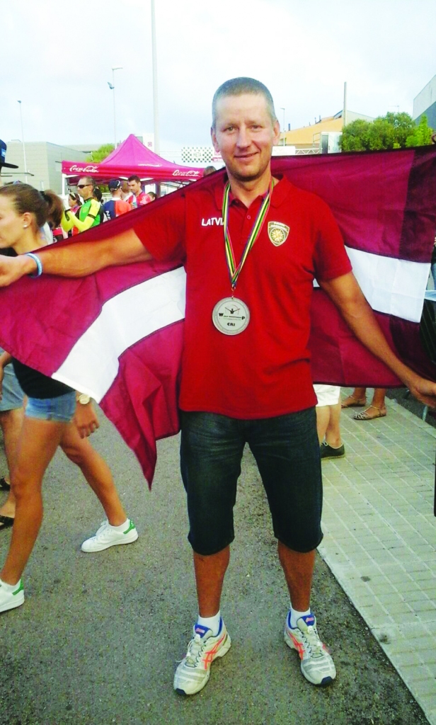 Sudraba godalgas ieguvējs. Policijas darbinieks Andris Knodze šosejas individuālajā velobraucienā ar atsevišķu startu izcīnīja otro vietu.
Foto no www.plavinas.lv