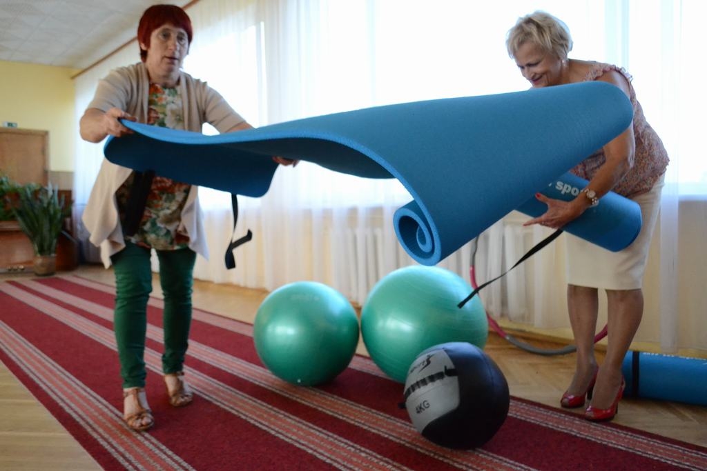 Prieks par jaunieguvumu. Mārīte Iskrova (no kreisās) un Iveta Radziņa apgūst jauno aprīkojumu. Līdz šim vingrošanai izmantoja dažādus pielāgotus sadzīves rīkus.
Autors: Imants Kaziļuns