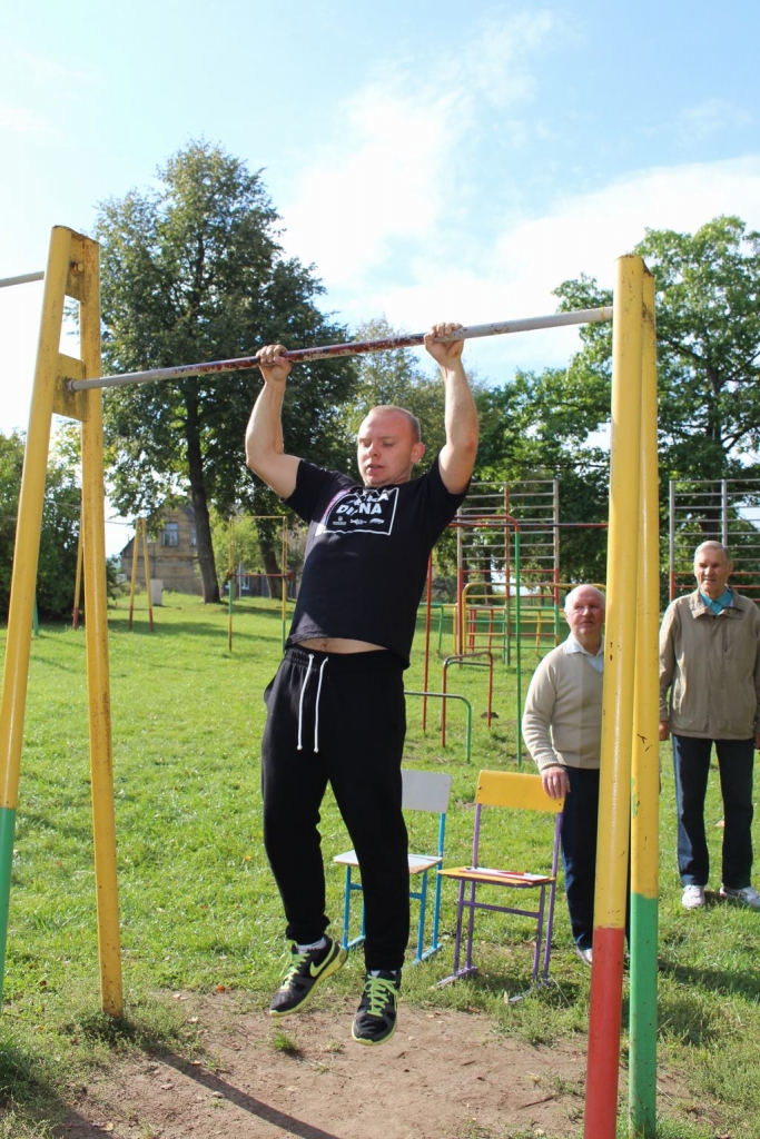 Rāda, ko prot. Ralfs Osītis, demonstrējot savu spēku apkārtējiem, pievilkās 25 reizes.
Autors: Agnese Rutka