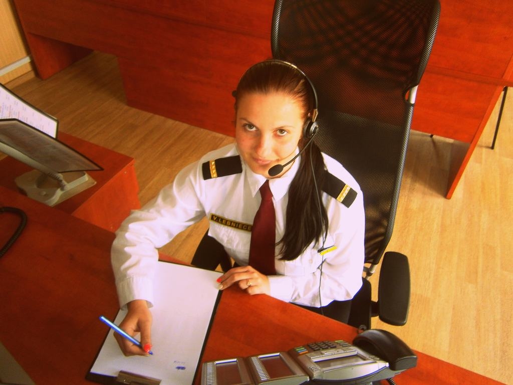 Daudzpusīga rokdarbniece. Jaunjelgaviete Vizbulīte Lesniece starp studijām Liepājas Universitātē un darbu VUGD Kurzemes reģiona zvanu centrā paspēj uztamborēt bērnu zābaciņus.
Autors:  V. Lesnieces albuma