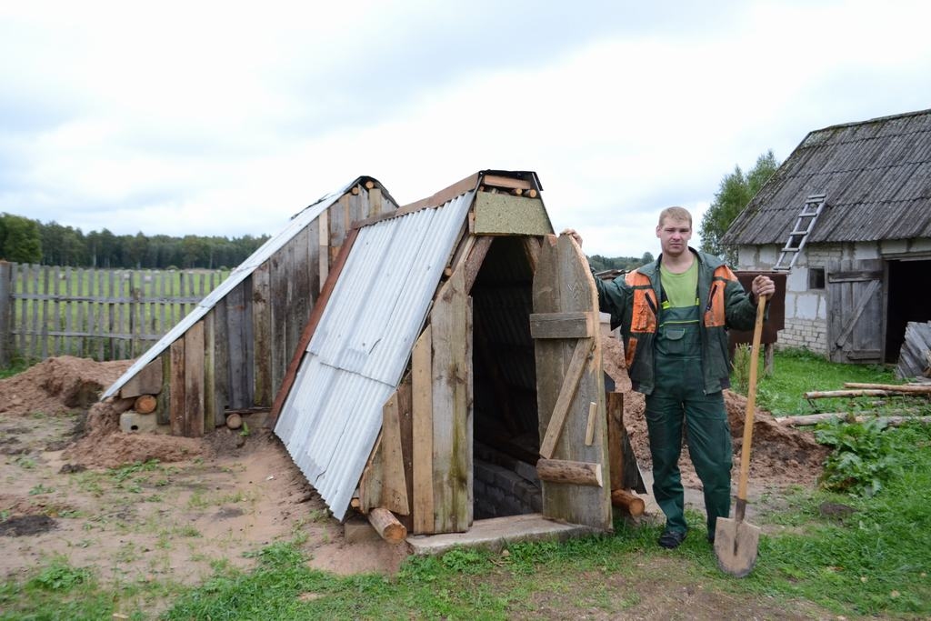 Lāpsta, spēks un pacietība. Vasaras vidus Dainim pagāja, būvējot pagrabu.
Autors: Imants Kaziļuns