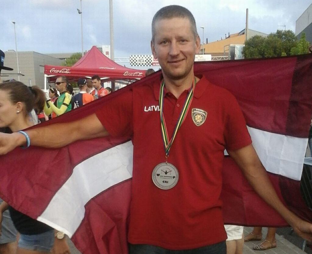 Sudraba godalgas ieguvējs. Policijas darbinieks Andris Knodze šosejas individuālajā velobraucienā ar atsevišķu startu izcīnīja otro vietu.

Autors: no www.plavinas.lv