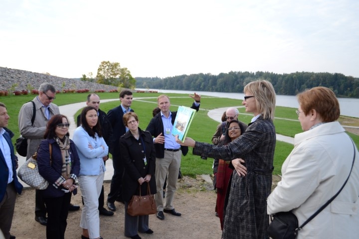Tagad tikai attēlos. Daiga Dūniņa, Likteņdārza gide, ilustrē Andreja Pildegoviča teikto par klinti Daugavas ūdeņos.
Autors: Imants Kaziļuns